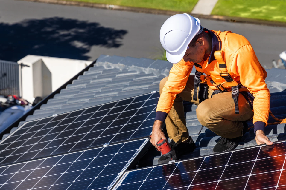 Sistema fotovoltaico em telhado, representando a experiência da Solar Lab no setor solar