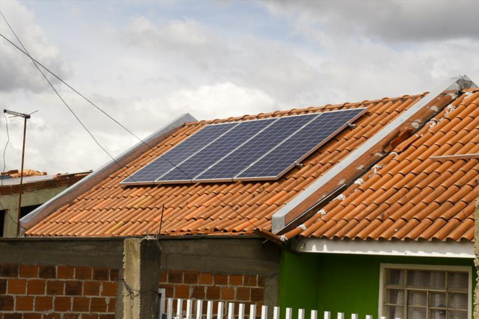 Painéis de energia solar instalados com segurança em um imóvel antigo