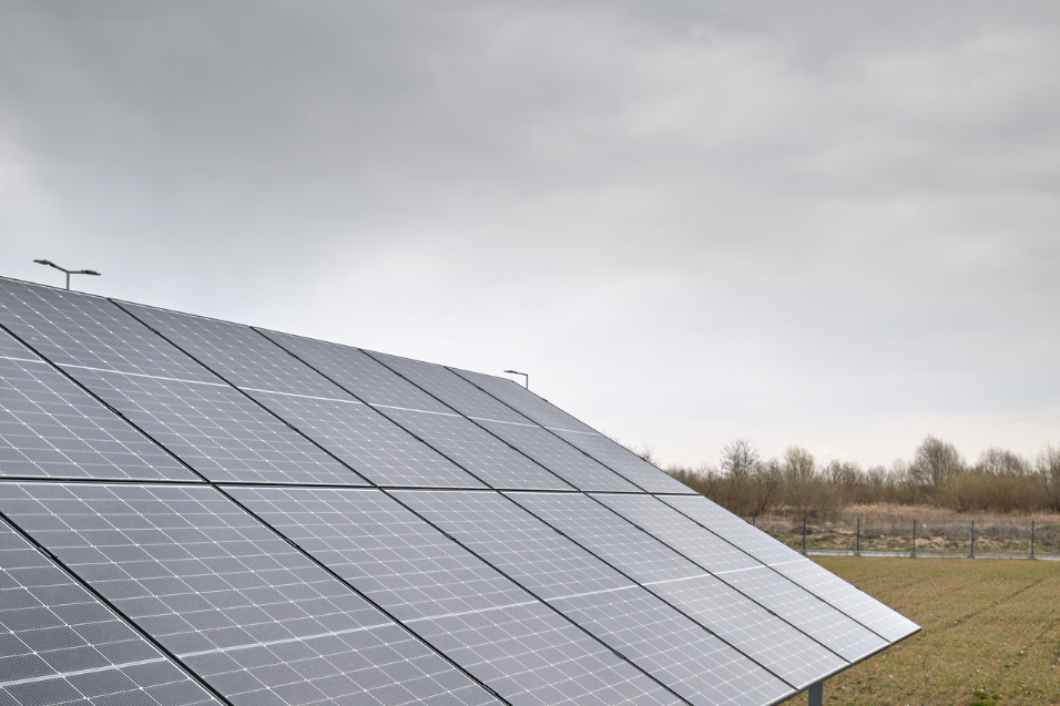 Geração de energia solar em dias de chuva: O que muda na prática?