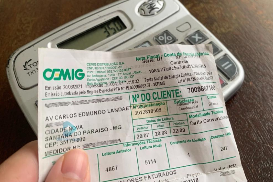 Conta de energia elétrica com variações mensais de consumo e valor
