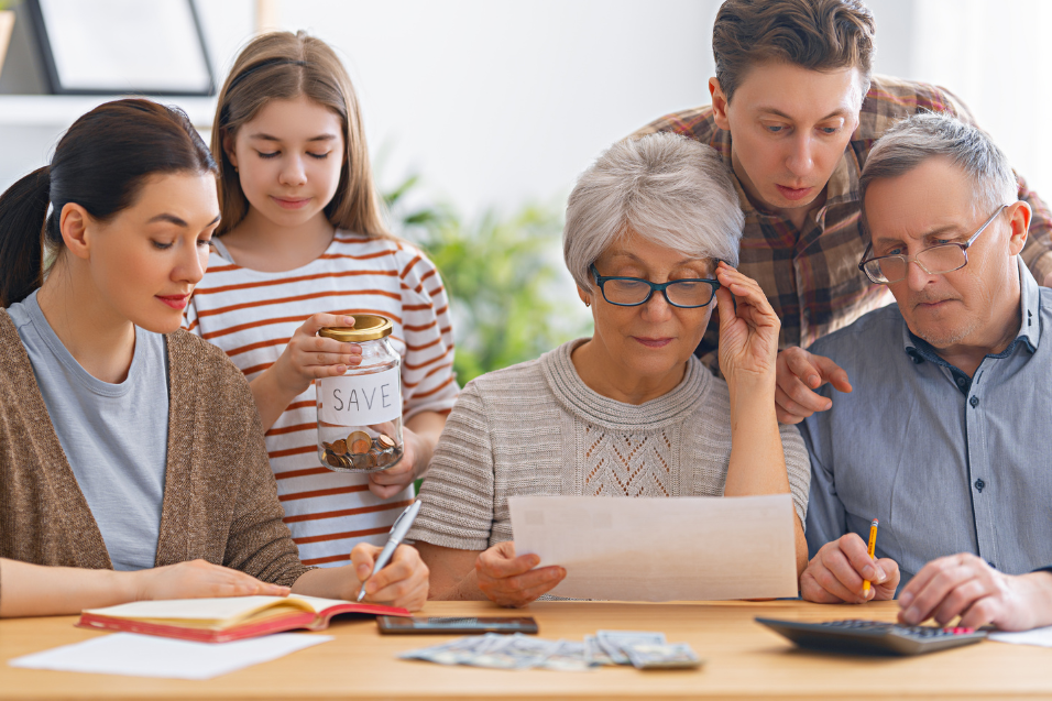 Família calculando o custo da energia elétrica ao longo dos anos