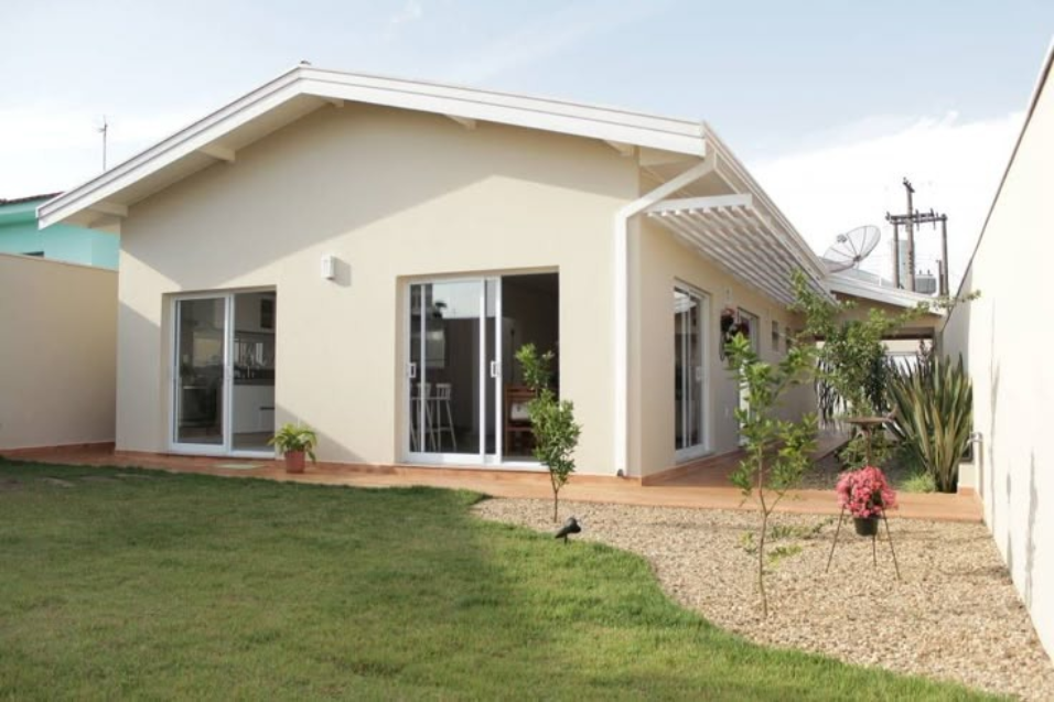 Painéis solares no telhado de uma casa pequena para geração de energia residencial